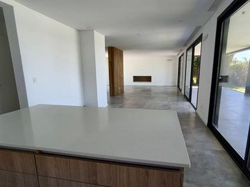 Casa a estrenar en venta al agua en San Benito
