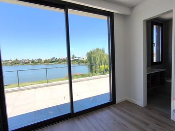 Casa a estrenar en venta al agua en San Benito