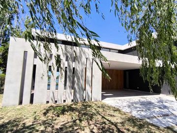 Casa a estrenar en venta al agua en San Benito