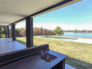 Casa a estrenar en venta al agua en San Benito