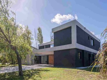 Casa a estrenar en venta al agua en San Benito