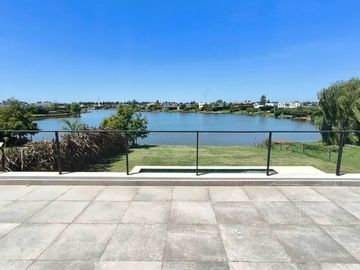 Casa a estrenar en venta al agua en San Benito