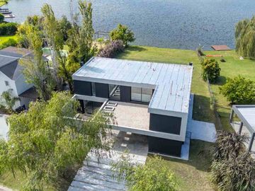 Casa a estrenar en venta al agua en San Benito