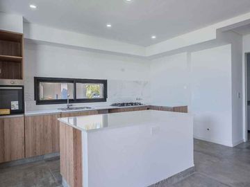 Casa a estrenar en venta al agua en San Benito
