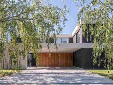 Casa a estrenar en venta al agua en San Benito