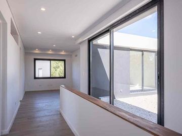 Casa a estrenar en venta al agua en San Benito