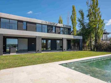 Casa a estrenar en venta al agua en San Benito