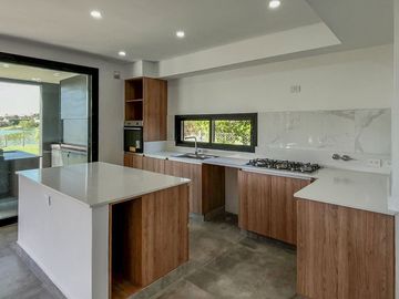 Casa a estrenar en venta al agua en San Benito