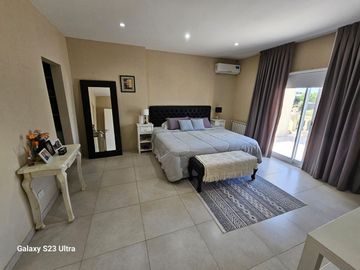 VENTA CASA 5 AMB ESPEJO DE AGUA BARRIO SAN BENITO
