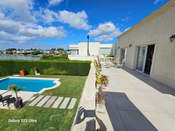 VENTA CASA 5 AMB ESPEJO DE AGUA BARRIO SAN BENITO