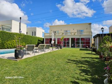 VENTA CASA 5 AMB ESPEJO DE AGUA BARRIO SAN BENITO