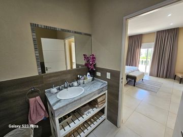 VENTA CASA 5 AMB ESPEJO DE AGUA BARRIO SAN BENITO