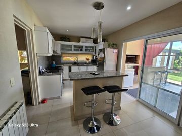 VENTA CASA 5 AMB ESPEJO DE AGUA BARRIO SAN BENITO
