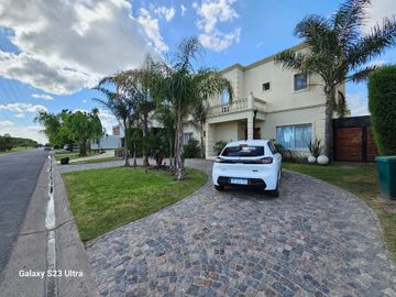 VENTA CASA 5 AMB ESPEJO DE AGUA BARRIO SAN BENITO