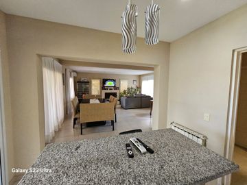 VENTA CASA 5 AMB ESPEJO DE AGUA BARRIO SAN BENITO