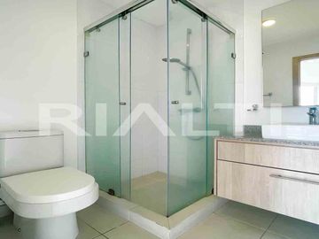 Lujosa suite en la Carolina en venta (piso alto.)