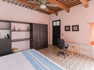 Casa amueblada y renovada en venta el Centro de Campeche - HI2501345