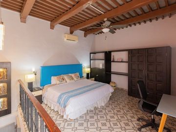 Casa amueblada y renovada en venta el Centro de Campeche - HI2501345