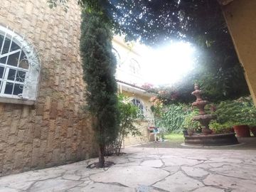 HERMOSA CASA CON EL MEJOR JARDIN EN OJO DE AGUA