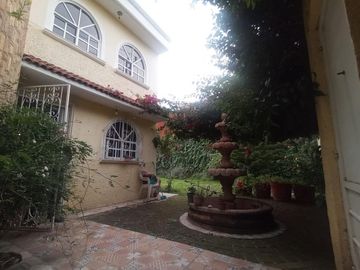 HERMOSA CASA CON EL MEJOR JARDIN EN OJO DE AGUA