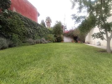 HERMOSA CASA CON EL MEJOR JARDIN EN OJO DE AGUA