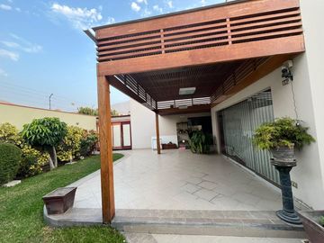 SE VENDE IMPECABLE CASA EN LA MOLINA PUERTA CALLE