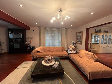 SE VENDE IMPECABLE CASA EN LA MOLINA PUERTA CALLE