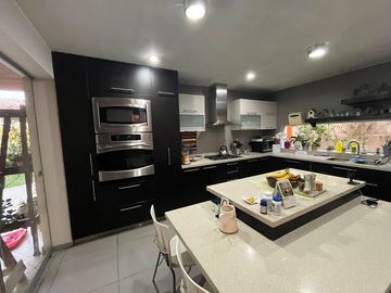 SE VENDE IMPECABLE CASA EN LA MOLINA PUERTA CALLE