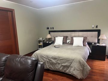 SE VENDE IMPECABLE CASA EN LA MOLINA PUERTA CALLE