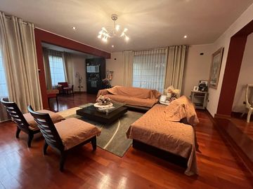 SE VENDE IMPECABLE CASA EN LA MOLINA PUERTA CALLE