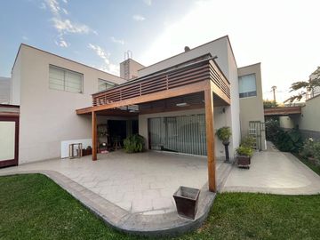 SE VENDE IMPECABLE CASA EN LA MOLINA PUERTA CALLE