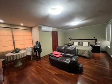 SE VENDE IMPECABLE CASA EN LA MOLINA PUERTA CALLE