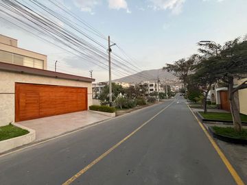 SE VENDE IMPECABLE CASA EN LA MOLINA PUERTA CALLE