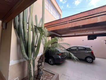 SE VENDE IMPECABLE CASA EN LA MOLINA PUERTA CALLE