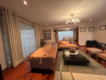 SE VENDE IMPECABLE CASA EN LA MOLINA PUERTA CALLE