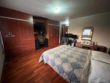 SE VENDE IMPECABLE CASA EN LA MOLINA PUERTA CALLE