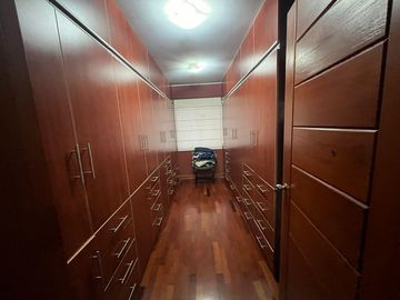 SE VENDE IMPECABLE CASA EN LA MOLINA PUERTA CALLE