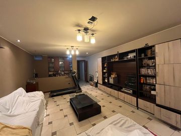 SE VENDE IMPECABLE CASA EN LA MOLINA PUERTA CALLE