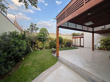 SE VENDE IMPECABLE CASA EN LA MOLINA PUERTA CALLE