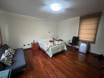 SE VENDE IMPECABLE CASA EN LA MOLINA PUERTA CALLE