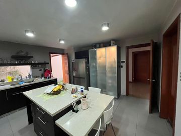 SE VENDE IMPECABLE CASA EN LA MOLINA PUERTA CALLE