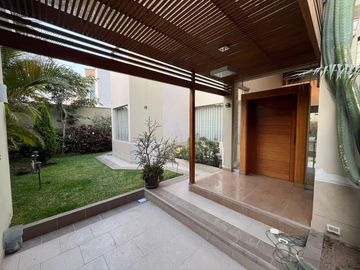 SE VENDE IMPECABLE CASA EN LA MOLINA PUERTA CALLE