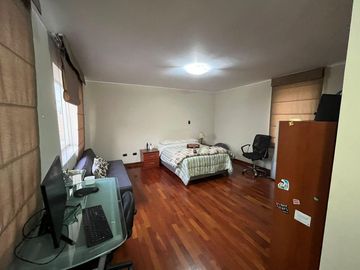 SE VENDE IMPECABLE CASA EN LA MOLINA PUERTA CALLE