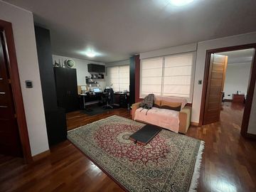 SE VENDE IMPECABLE CASA EN LA MOLINA PUERTA CALLE