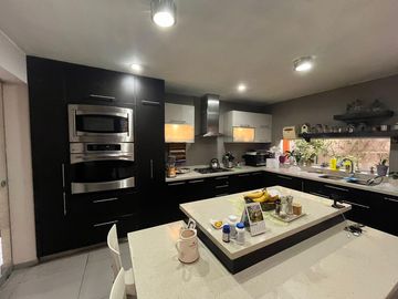 SE VENDE IMPECABLE CASA EN LA MOLINA PUERTA CALLE