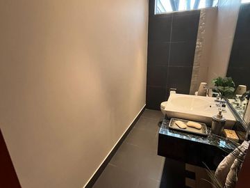 SE VENDE IMPECABLE CASA EN LA MOLINA PUERTA CALLE