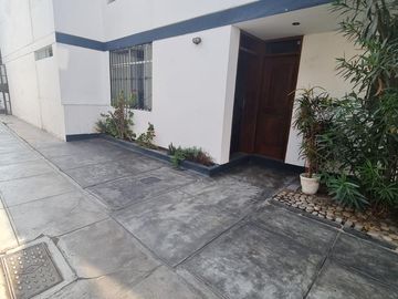 Se vende casa en quinta en Zona financiera de San Isidro