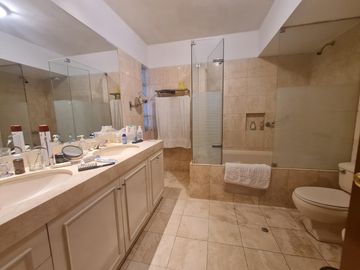 SE VENDE DEPARTAMENTO EN LA MEJOR ZONA DE CHACARILLA FRENTE A PARQUE