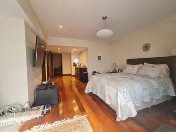 SE VENDE DEPARTAMENTO EN LA MEJOR ZONA DE CHACARILLA FRENTE A PARQUE