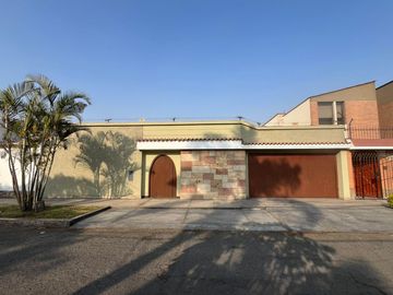SE VENDE CASA PUERTA CALLE EN LA MOLINA VIEJA